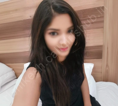 Call Girl Rishikesh wearing black top and taking selfie