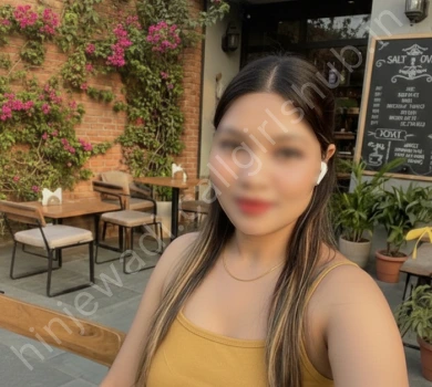 Rema Hinjewadi Call Girl wering yellow top and tsking selfee